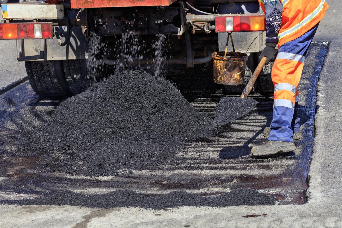 Wash often the tar from your car